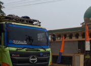 Akibat Armada Dump Truk Langgar Jam Operasional, Masjid Desa Bakung di Tutup Terpal Plastik 