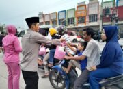 Berkah Ramadan, Bhayangkari Ranting Cikande Bagi Takjil Buka Puasa kepada Masyarakat dan Pengguna Jalan