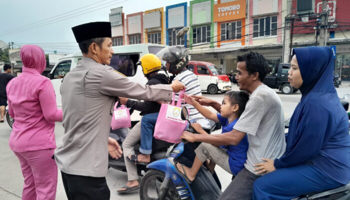 Berkah Ramadan, Bhayangkari Ranting Cikande Bagi Takjil Buka Puasa kepada Masyarakat dan Pengguna Jalan