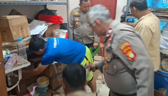 Polsek Jatiuwungg Sita Ratusan Miras Jenis Ciu