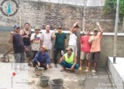 RW Arif Bersama Warga Bergotong Royong membuat Penampungan Sampah