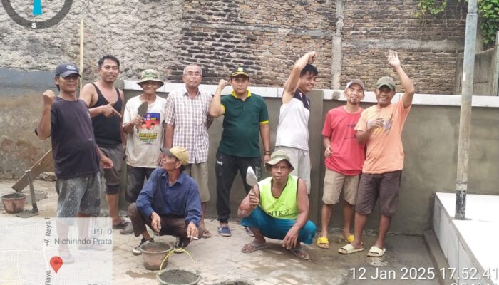 RW Arif Bersama Warga Bergotong Royong membuat Penampungan Sampah