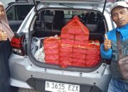 Media Gakorpan dan Tv Gapta Berikan Nasi Kotak ke Penguna Jalan Babakan Cikokol