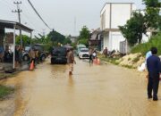 Tanggul Ambles di Jalan Pati – Gabus , Polisi Sigap Cegah kemacetan dan pastikan Keamanan Pengguna Jalan