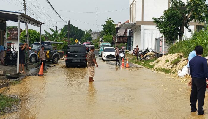 Tanggul Ambles di Jalan Pati – Gabus , Polisi Sigap Cegah kemacetan dan pastikan Keamanan Pengguna Jalan