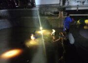 Polresta Pati Evakuasi Korban Laka Lantas yang Terjatuh ke Sungai di Cangkring
