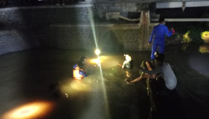 Polresta Pati Evakuasi Korban Laka Lantas yang Terjatuh ke Sungai di Cangkring