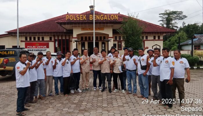 Elang Tiga Hambalang Gruduk Polsek Bengalon, Tuntut Penanganan Laporan Dugaan Pelanggaran Kades Tebangan Lembak