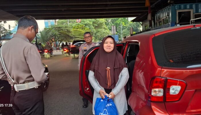 Saat Hati Nurani Bicara: Polisi Jakbar Bantu Ibu Terlantar Pulang Kampung ke Binjai