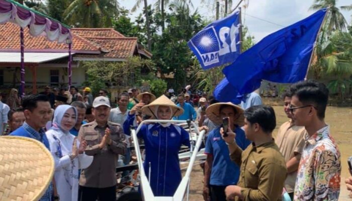 Anggota Dewan Komisi IV DPR RI Berikan 5 Unit Traktor Untuk Petani