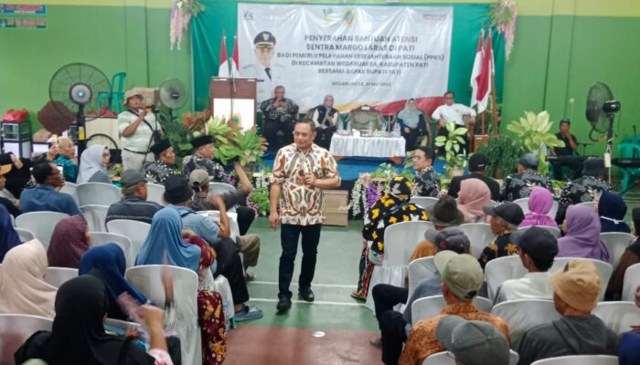 Sinergi TNI-Polri Amankan Pembagian Bansos Kemensos Untuk Warga di Balaidesa Sukoharjo Wedarijaksa*