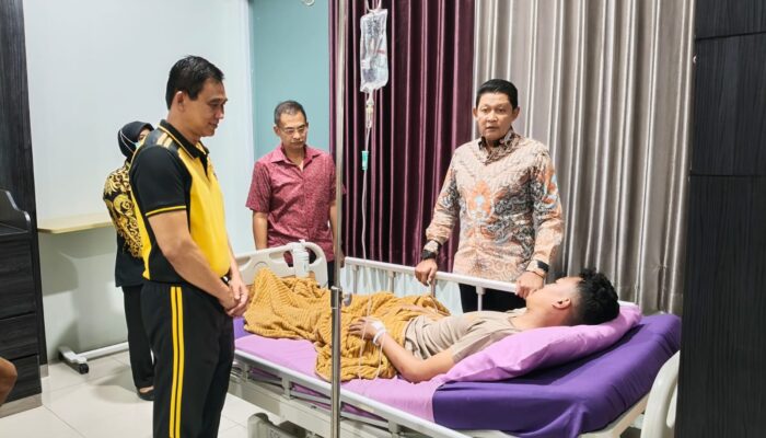 Kapolda Semarang Jenguk Brigadir Eka, Anggota Polda yang Disandera Kelompok Anarko Saat Aksi Demo