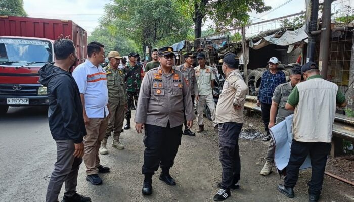Operasi Berantas Jaya 2025: Polsek Curug Tertibkan Atribut Ormas di Kolong Tol Bitung