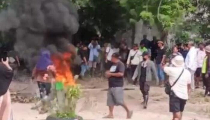 Bentrok Warga dan Dugaan Keterlibatan Preman dalam Konflik Agraria di Sepaso Kutai Timur, Portal Protes Dibakar