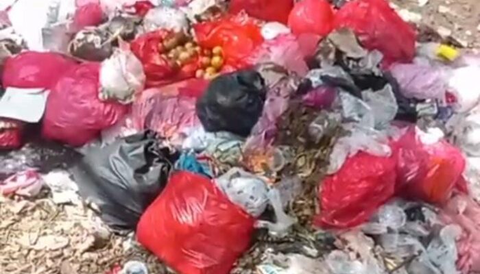 Sampah Menumpuk di Depan Taman Budaya Kawadanan Menes, Petugas DLHK Dikecam