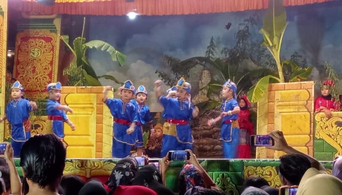 Tari tradisional oleh siswa TK Lestari mulyoharjo Pati sebagai pembuka kemeriahan acara sedekah bumi