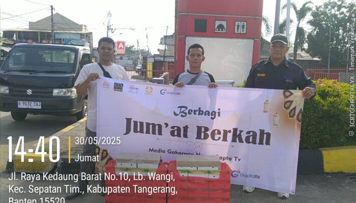 Jumat Berkah Patar haholongan dengan Istri tercintanya Berbagi Nasi Kotak