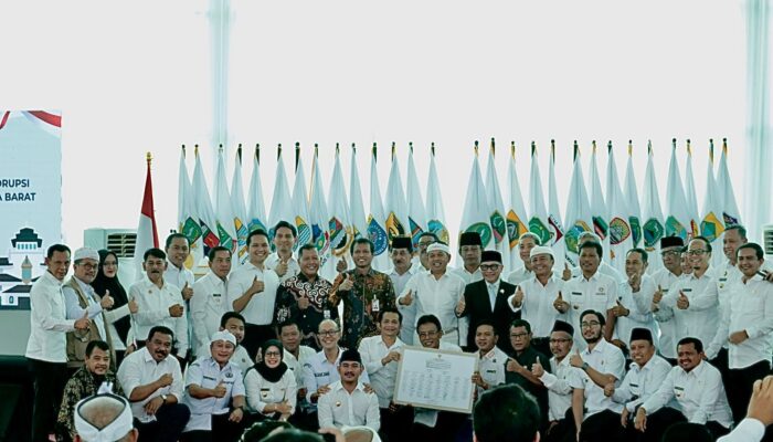 Wali Kota dan Ketua DPRD Kota Bekasi Tandatangani Komitmen Penguatan Sinergi Pemberantasan Korupsi se-Jawa Barat