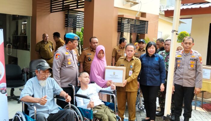 Sambut Hari Bhayangkara ke-79, Tujuh Kursi Roda Diberikan Polisi di Kota Tangerang