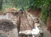 Rehabilitasi Pekerjaan Rehab Irigasi D.I Citumenggung di Desa Padahayu T.A 2025 Dipertanyakan