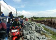 Macet Parah Akibat Bahan Material Proyek Pembangunan Sungai di Bahu Jalan Desa Sangiang, Sepatan Timur