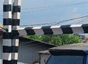 Miris Portal Pembatas Jalan Yang Baru Dipasang Hampir Roboh Karena Tidak Ada Petugas Yang Menjaga