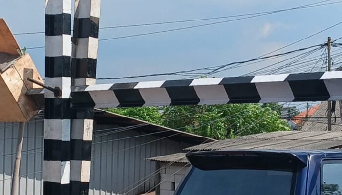 Miris Portal Pembatas Jalan Yang Baru Dipasang Hampir Roboh Karena Tidak Ada Petugas Yang Menjaga