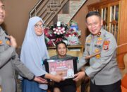 Kapolda Didampingi Ketua Bhayangkari Daerah Sulteng Anjangsana Dikediaman Anggota Polri Yang Sakit Menahun