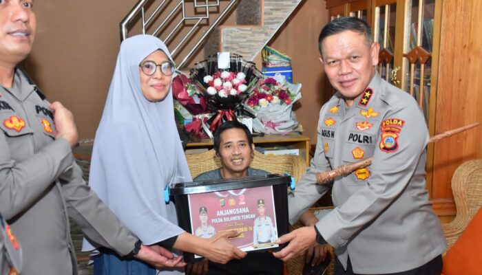 Kapolda Didampingi Ketua Bhayangkari Daerah Sulteng Anjangsana Dikediaman Anggota Polri Yang Sakit Menahun