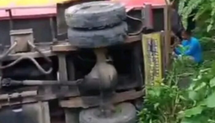 Truk Bermuatan Pasir Aspal Terguling di Jalur Lingkar Waduk Penjalin Brebes