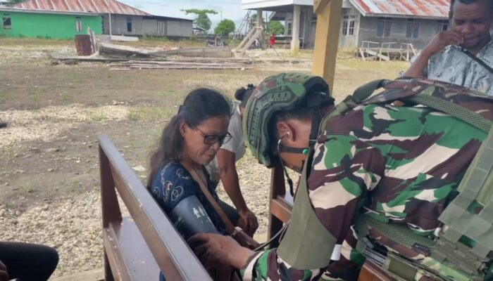 Satgas Kewilayahan Yonif 642/Kapuas Pos Tomage Gelar Pelayanan Kesehatan di Distrik Tomage
