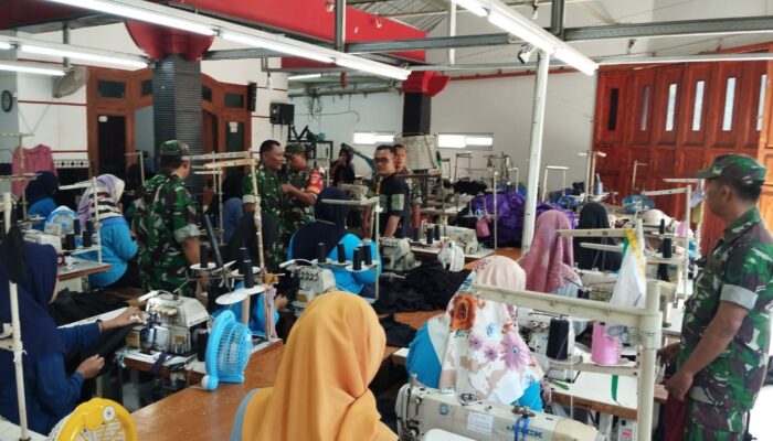 Babinsa Beri Dukungan dan Motivasi Pada UMKM Konveksi Baju Lokal   
