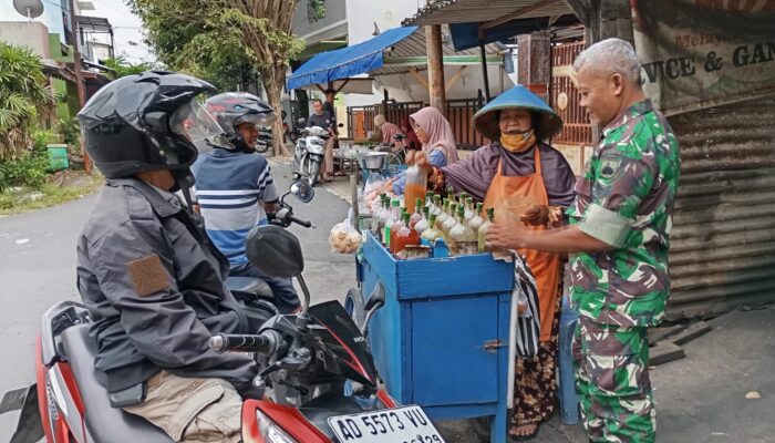 Babinsa Kratonan Motivasi Pelaku UMKM Pedagang Jamu Keliling 