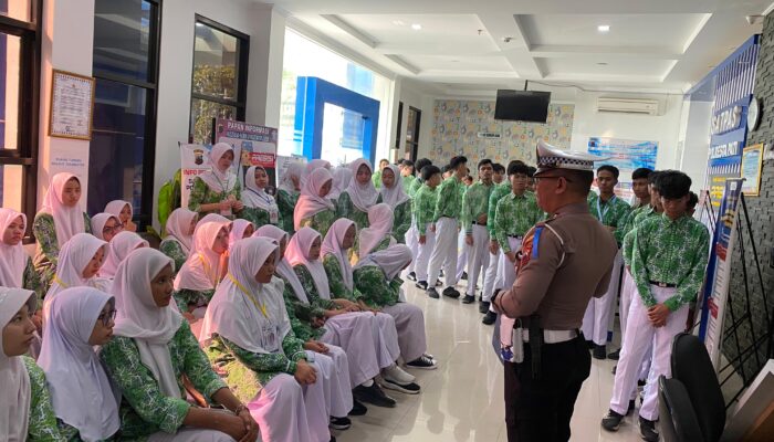 Satlantas Polresta Pati Gandeng SMA Al Azhar untuk Edukasi Lalu Lintas Lewat Kunjungan Edukatif dalam Operasi Patuh Candi 2025
