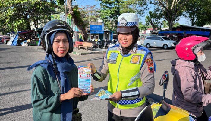 Operasi Patuh Candi 2025 ; Polresta Pati Gaet Hati Pengendara Lewat Souvenir dan Senyum Simpatik