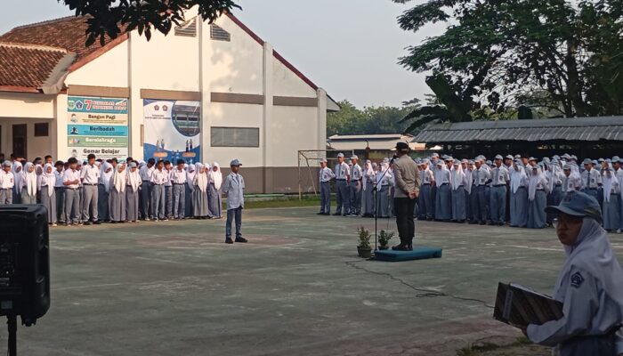 Kapolsek Tigaraksa Menjadi Irup di SMAN 10 Kabupaten Tangerang, Sampaikan Pesan Kamtibmas kepada Pelajar