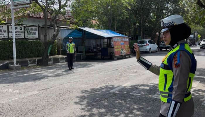 Polwan Cantik Patroli Jumat: Ketika Kaum Lelaki Beribadah, Srikandi Polresta Pati Menjaga Kota