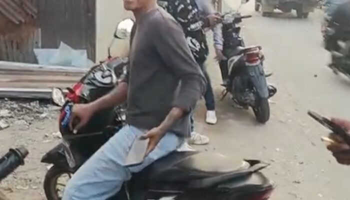 Viral ! Seorang Pengendara Motor Dicegat Matel di Pinggir Jalan 