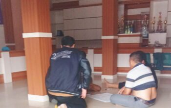Tertangkap Kamera, Empat Pria Bermain Kartu di Kantor Desa Bojong Loa Cisoka
