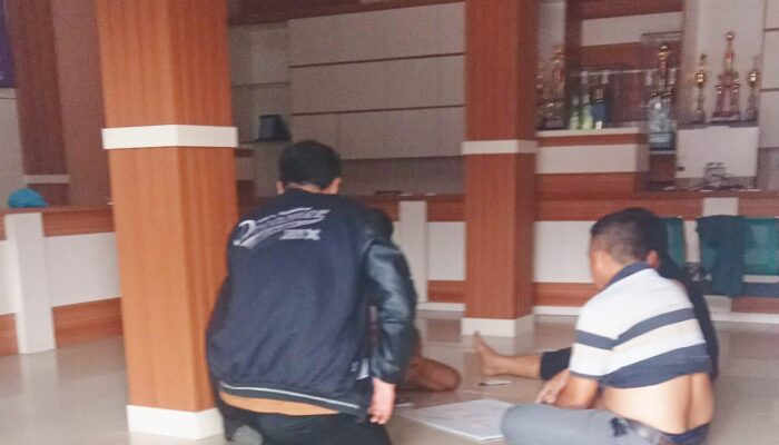 Tertangkap Kamera, Empat Pria Bermain Kartu di Kantor Desa Bojong Loa Cisoka