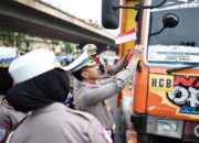 Warnai Peringatan HUT ke-80 Kemerdekaan RI; Ditlantas Polda Jateng Bagikan 200 Bendera Merah Putih