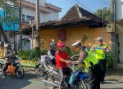 1.015 Bendera, 1.015 Senyum—Aksi Simpatik Satlantas Polresta Pati Semarakkan HUT RI Ke-80