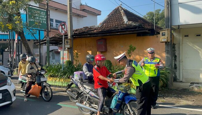 1.015 Bendera, 1.015 Senyum—Aksi Simpatik Satlantas Polresta Pati Semarakkan HUT RI Ke-80