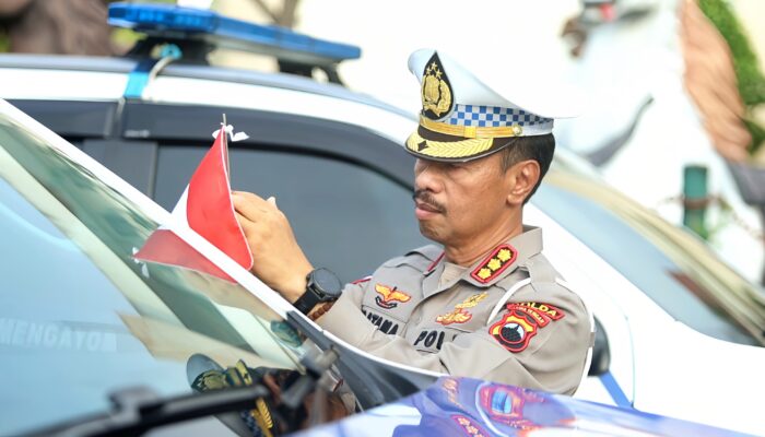 Warnai Peringatan HUT ke-80 Kemerdekaan RI; Ditlantas Polda Jateng Bagikan 200 Bendera Merah Putih