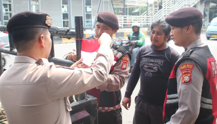 Polsek Metro Tamansari Bagikan 300 Bendera Merah Putih Sambut HUT RI ke-80 tahun