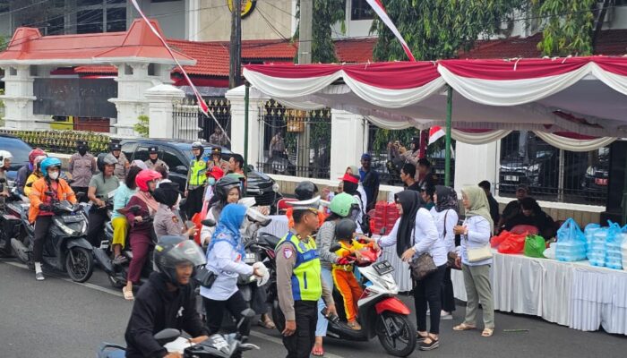 Polisi Amankan Jalannya Aksi Damai, Emak-Emak Membagikan 700 Nasi Bungkus kepada Warga