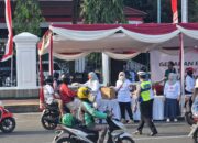 ORASI CINTA DAMAI DI ALUN ALUN, GERAKAN EMAK-EMAK PATI MEMBAGIKAN RIBUAN NASI BUNGKUS