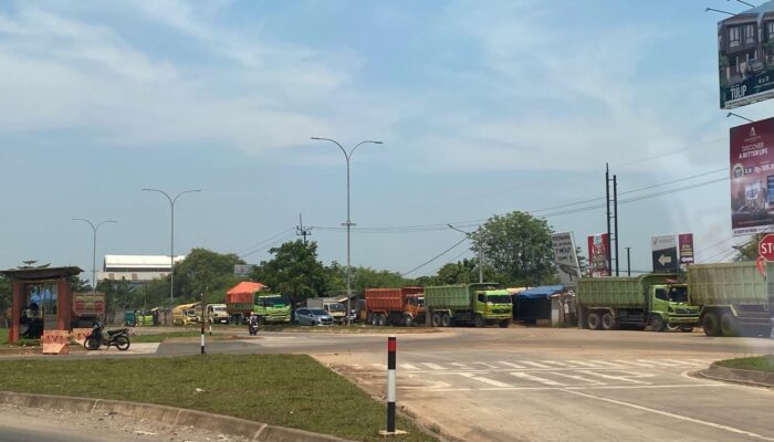 Bangunan Liar Dan Parkir Sembarangan Menjadi Perhatian Warga, Rawan Kecelakaan
