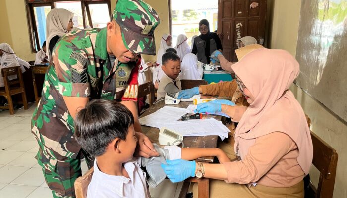 Babinsa Sambi Dampingi Imunisasi, Anak-Anak Jadi Lebih Berani Disuntik