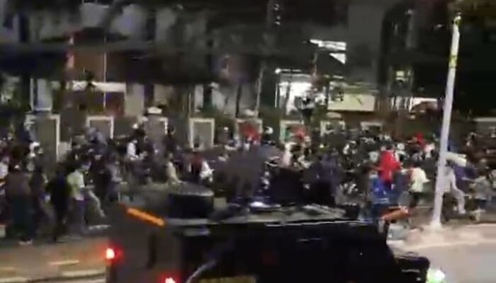 Viral ! Driver Ojol Dilindas Barracuda Brimob Saat Demo DPR Ricuh